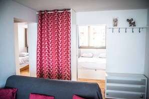 2 bedrooms, iron/ironing board, free WiFi