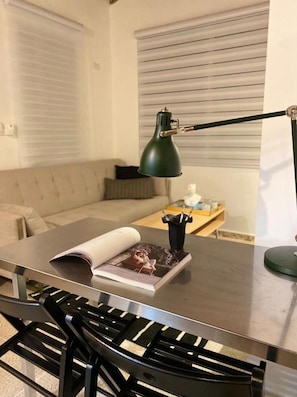 Réfrigérateur, four à micro-ondes, un four, cafetière-théière