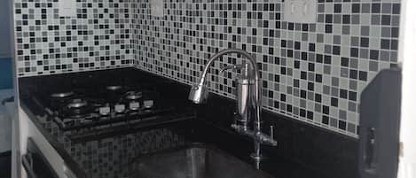 Jääkaappi, uuni, liesi, tehosekoitin