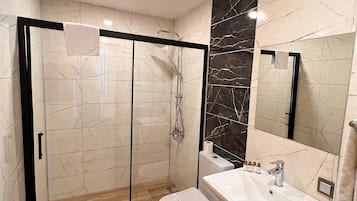 Honeymoon Room | Bathroom