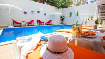 Kauden mukainen ulkouima-allas avoinna 10.00–19.00, aurinkotuoleja