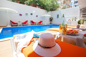 Piscina externa sazonal, funciona das 10h às 19h, espreguiçadeiras