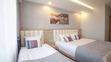 Habitación de hotel con dos camas, un cuadro en la pared y un diseño moderno.