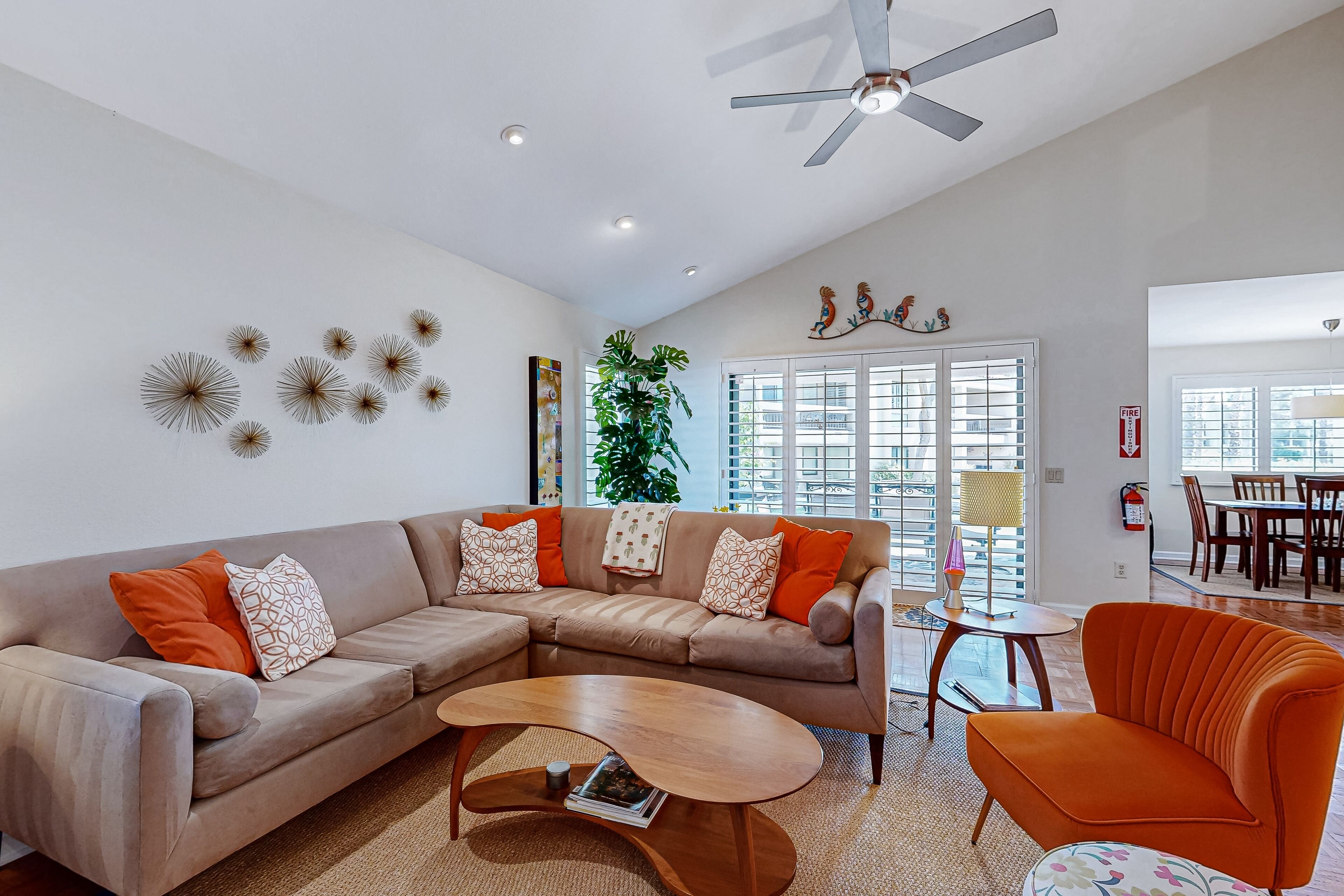 Gorgeous mountain-view apartment with pool, hot tub, carport, & central AC