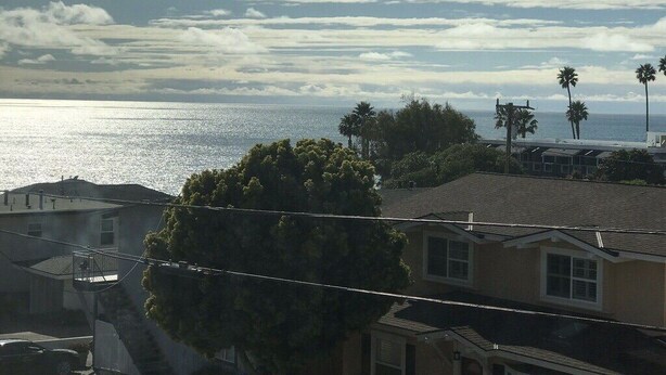A coastal residential area with houses, palm trees, and a view of the ocean. - Great Location/Easy Beach Access/Walking Distance to Downtown Pier Area (Pismo Beach)