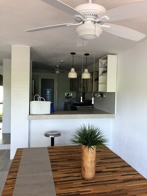 Kühlschrank, Ofen, Geschirrspüler, Wasserkocher mit Kaffee-/Teezubehör