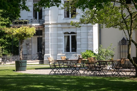 Outdoor dining. Logeerkamer Koetshuis