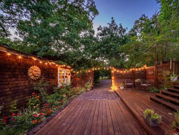 Terrace/patio - Lrg Wine Country Estate on creek w Pool/Spa sleeps 8 (Glen Ellen)