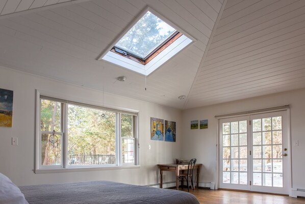 4 bedrooms, iron/ironing board, travel crib, free WiFi - The Hudson Escape – Pool, Hot Tub, & 13 private acres of fun! (Hudson)