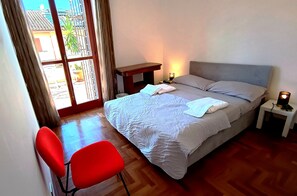 4 camere, una scrivania, ferro/asse da stiro, culla da viaggio