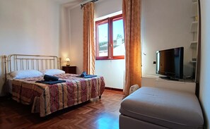 4 Schlafzimmer, Schreibtisch, Bügeleisen/Bügelbrett, Reisekinderbett
