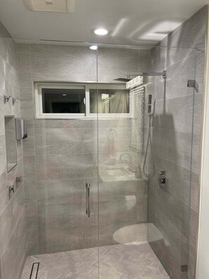Combined shower/tub, jetted tub, hair dryer, towels
