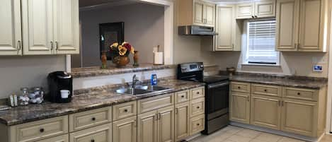 Private kitchen | Fridge, microwave, oven, stovetop