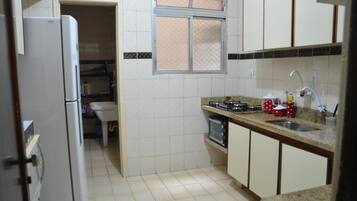 Geladeira, micro-ondas, fogão, cooktop