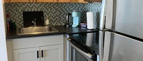 Een koelkast, een microgolfoven, een oven, een kookplaat