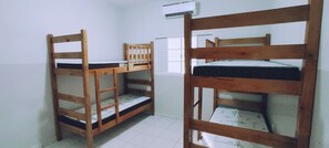 A room with bunk beds, white walls, and a tiled floor. - Heated pool, air conditioning, WiFi, 3 minutes from the park (SP)