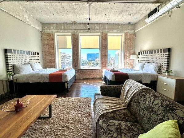 1 camera, una scrivania, ferro/asse da stiro, culla da viaggio