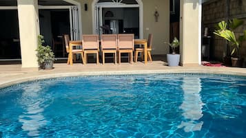 Una piscina al aire libre