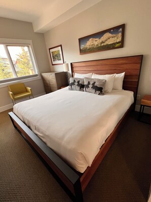 2 bedrooms, in-room safe, desk, iron/ironing board - Relaxing Mountain Retreat, Corner Views, Sleeps 8 (Canmore)