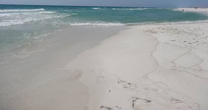 3 min drive to the beach, walking distance to downtown, 5 miles from Destin!