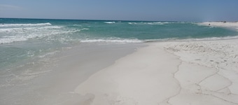 3 min drive to the beach, walking distance to downtown, 5 miles from Destin!