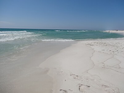 3 min drive to the beach, walking distance to downtown, 5 miles from Destin!