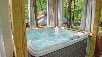 Outdoor spa tub