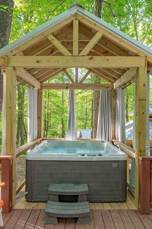 Outdoor spa tub