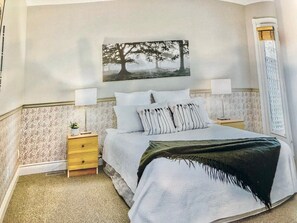 2 bedrooms, desk, WiFi