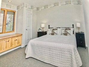 2 bedrooms, desk, WiFi