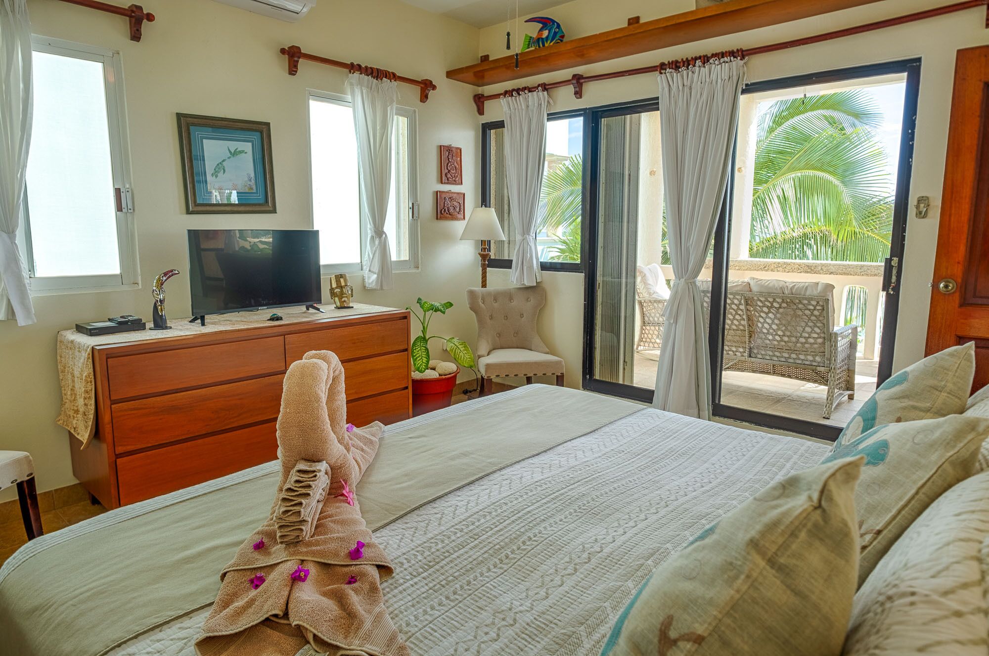 2 slaapkamers, een kluis op de kamer, een strijkplank/strijkijzer, wifi