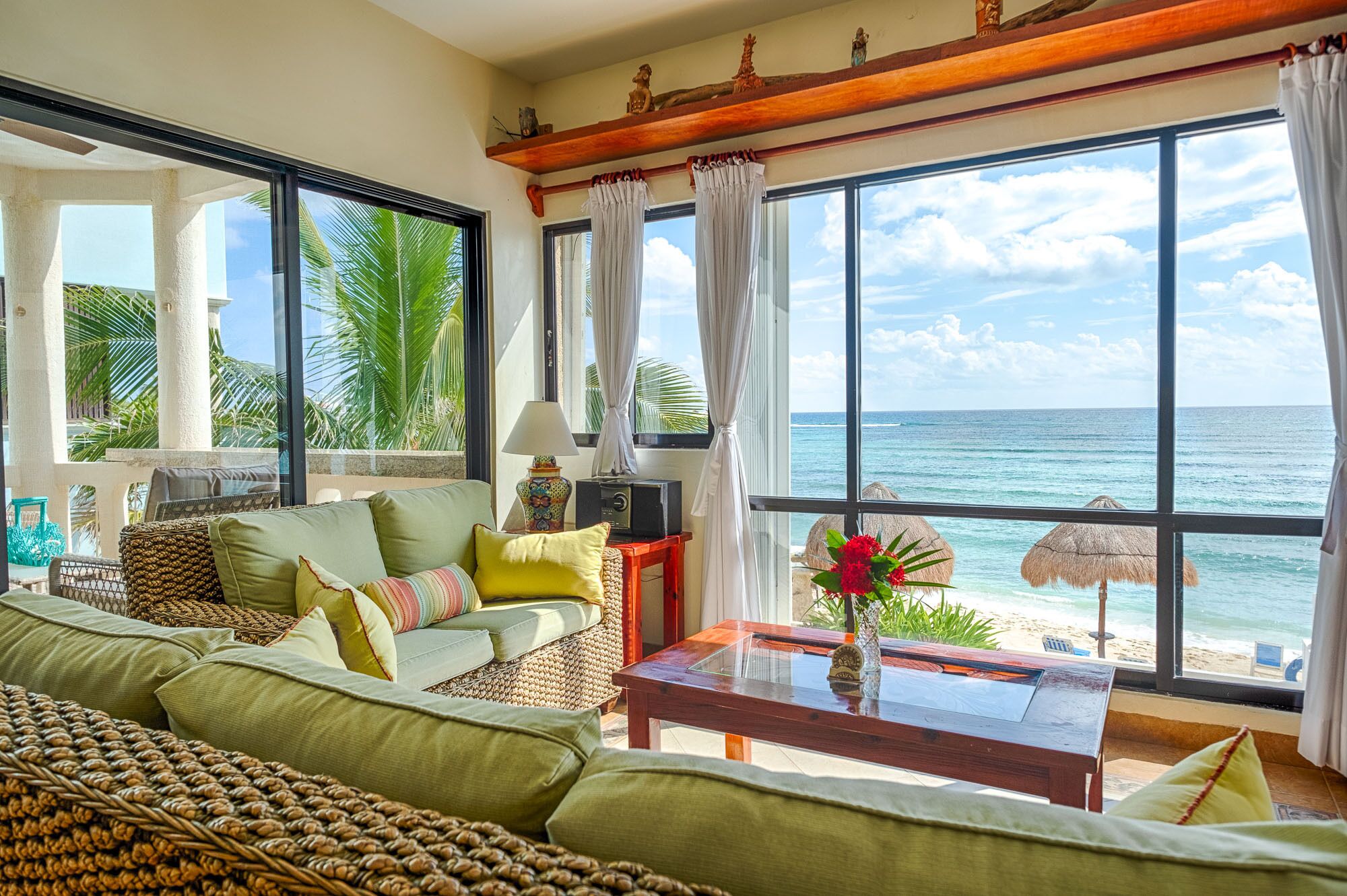 Een smart-tv en boeken