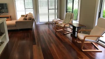 Televisio, videopelejä, pöytätennispöytä, tietokoneen näyttö