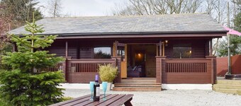 3-Bed Lodge - Sleeps 7 - Hot Tub - Pet Friendly