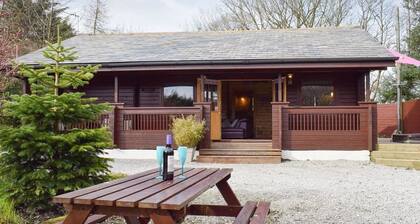 3-Bed Lodge - Sleeps 7 - Hot Tub - Pet Friendly