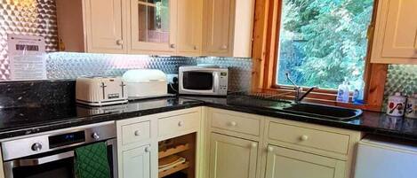 Jääkaappi, mikroaaltouuni, uuni, liesi