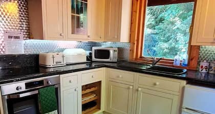 3-Bed Lodge - Sleeps 7 - Hot Tub - Pet Friendly