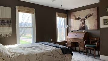 3 bedrooms, desk, iron/ironing board, travel crib