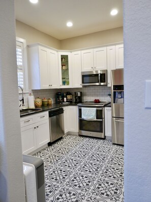 Refrigerador, microondas, horno, placa de cocina