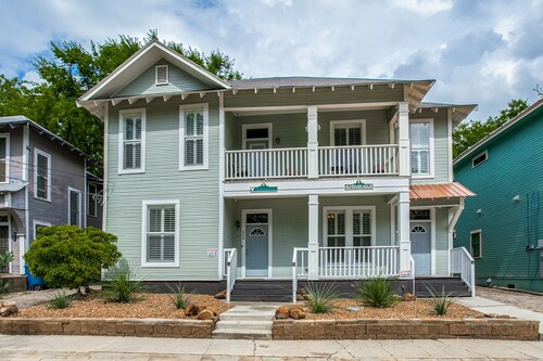 Vicky's Place downtown close to Pearl Brewery, and Riverwalk