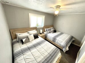 4 bedrooms, iron/ironing board, WiFi, bed sheets