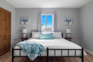 2 Schlafzimmer, Schreibtisch, Bügeleisen/Bügelbrett, Reisekinderbett