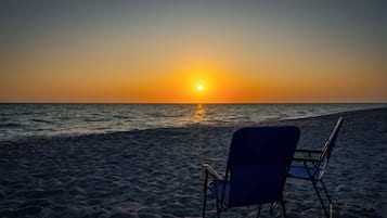 Beach nearby, sun loungers, beach towels
