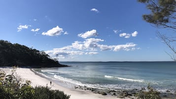 Plage à proximité, chaises longues
