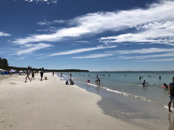 Plage à proximité, chaises longues