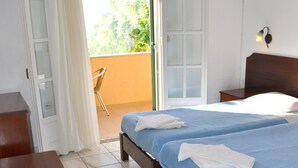 A room with two beds, a wooden desk, and a chair. - Apartments Maria with Pool - Agios Gordios Beach (Agios Gordios)