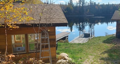 CLEAN Romantic Cabin<br>Lakeside Sauna and Fire Pit and Starlink !!!