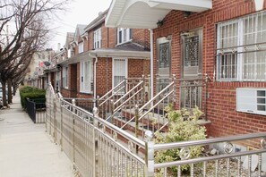 المنطقة المحيطة بالمنشأة