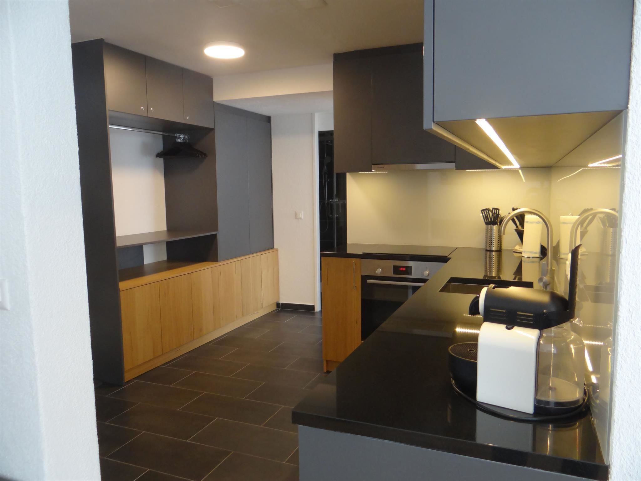 Fridge, oven, dishwasher, cookware/dishes/utensils