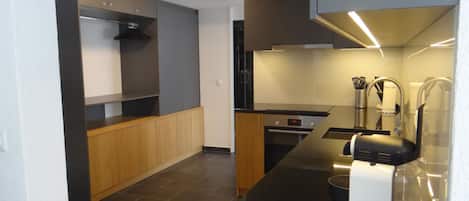 Fridge, oven, dishwasher, cookware/dishes/utensils